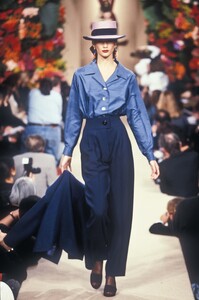 1429375655_YvesSaintLaurent1995HauteCouture31.thumb.jpg.bb6978143c31c5b1bff6067acafffecc.jpg