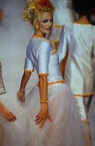 1467427629_chanel-ss-1996-karen-mulder(15).thumb.jpg.be44f6c4c7dc280feeec01072787e8fe.jpg