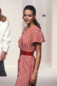 1476854669_Givenchy1996WomenRTW20.thumb.jpg.cf10358ea7f3de3c145ca93c8f12ad75.jpg