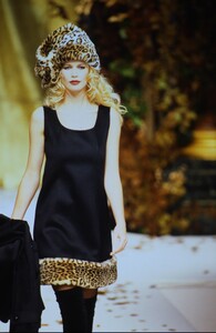 1513162461_ValentinoCoutureFall1994(26).thumb.jpg.59a78f3872e4bd4afd637084d8790764.jpg