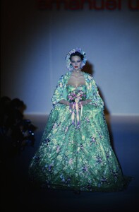 1540523063_EmanuelUngaroCoutureSpring1995(15).thumb.jpg.bb0040e5fe834b8c8986e24cc52f89db.jpg