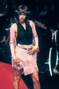 1541523472_Givenchy1998WomenRTW54.thumb.jpg.59e9fa14d890d3eaefafab7ff9ad26bb.jpg