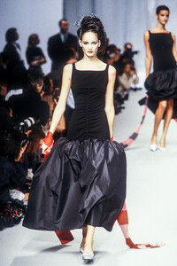 1589298846_KarlLagerfeld1996WomenRTW82.thumb.jpg.232fc8570fbf008a5a942ecc3607eebb.jpg