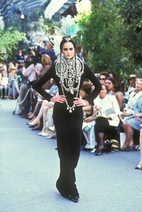 1591722777_ChristianDior1997HauteCouture4.thumb.jpg.ec46388f7d3be257df0e9b3378744bfa.jpg