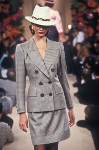 1598334354_YvesSaintLaurent1995HauteCouture33.thumb.jpg.c545eb85998e781035865a5e004ee621.jpg