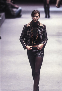 1599936828_Moschino1996WomenRTW12.thumb.jpg.96890e9f886f595b2a353a1ca03562e9.jpg