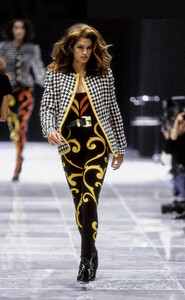 1613672681639979-cindy-crawford-versace-fall-winter-1991.thumb.jpg.f0f8e60e1bd52b0d059de63aa6726a3c.jpg