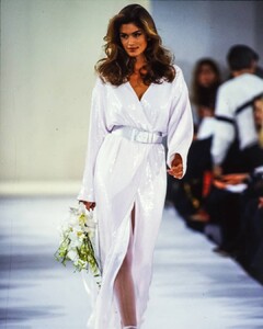 1613714330377488-cindy-crawford-young-90s-runway.thumb.jpg.cad45378a03f1286ff57cf6cebfcb707.jpg