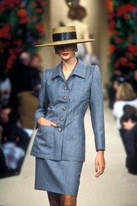 1618078524_YvesSaintLaurent1997HauteCouture16.thumb.jpg.173b1c8af073e412b4402680961fe7bc.jpg