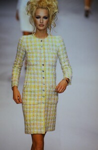 1633719700_chanel-ss-1996-karen-mulder(4).thumb.jpg.4ec17453e3ca03bcbc8456cbbe1cde7d.jpg