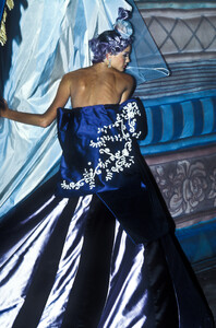 1637741892_Givenchy1996HauteCouture110.thumb.jpg.014dd8a6e66b7e17c58d277d8c594775.jpg