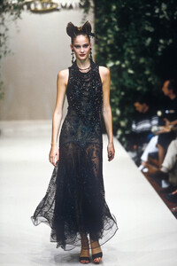 1669900657_PierreBalmain1997HauteCouture35.thumb.jpg.6afd47d275b3cb7cfd8ef8a1c7ff13c0.jpg