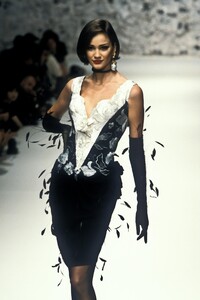 1678349230_EmanuelUngaro1995HauteCouture79.thumb.jpg.1b0d0c082b0167ebc371aa33b808fdd8.jpg