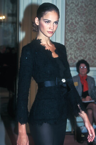 1679108645_Chanel1997HauteCouture37.thumb.jpg.9a0fc5d31cfe1fc0fe4e43ae1cbbdb20.jpg