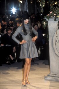 1693617008_ChristianDior1997HauteCouture11.thumb.jpg.acde9b5f908b3d89f602f3662339a788.jpg