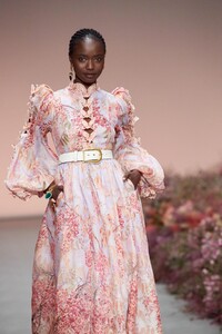1697617857_madamefigarodetail-defile-zimmermann-printemps-ete-2021-new-york-detail-13.thumb.jpg.726cb29f9d78b6066f5d385c5492e9e2.jpg