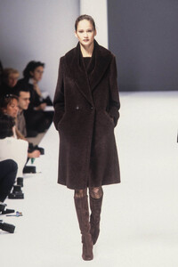 1710580198_MaxMara1996WomenRTW51.thumb.jpg.f04b069210cf1713b8561aa32f83c5b1.jpg