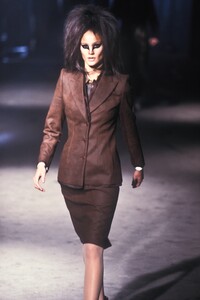 1712396668_AlexanderMcQueen1997WomenRTW41.thumb.jpg.da181f71a87e3ebcecd13fb4b192ab4e.jpg