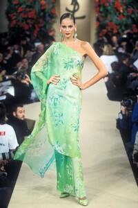 1722719724_YvesSaintLaurent1997HauteCouture125.thumb.jpg.d5f1251727e7a521466cf3962c54f57b.jpg