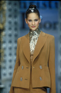 1728660028_ChristianDior1996HauteCouture44.thumb.jpg.625f3e803df21cef54e30638063fbf96.jpg