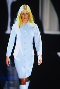 17691834_versace-fall-1995(2).thumb.jpg.7ea53884b71bba9c7d547e7ea5d76e98.jpg