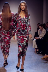 1784215761_EmilioPucci1999WomenRTW25.thumb.jpg.0ee130cac580d93283c4b6a9fd0333a5.jpg