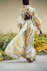 178462974_madamefigarodetail-defile-zimmermann-printemps-ete-2021-new-york-detail-1.thumb.jpg.7d7aa0866ba1bc2744cf02385ff701a1.jpg