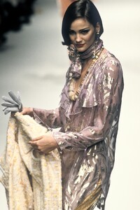 1788439956_EmanuelUngaro1995HauteCouture46.thumb.jpg.83a8cee062beb7ccc5cfb31f8ac99b09.jpg