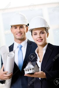 18099900-dos-ingenieros-de-cascos-blancos-manteniendo-los-planos-y-de-las-casas-modelo.jpg