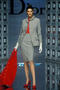 1836373794_ChristianDior1996HauteCouture14.thumb.jpg.bd1985bd877bae24a46cd2508eec4657.jpg