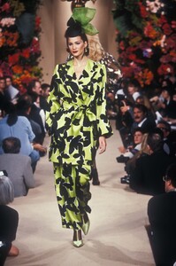 1841781597_YvesSaintLaurent1995HauteCouture191.thumb.jpg.21c7a6ad2eaaa0a9ca2e264fa89d3e50.jpg