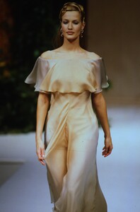 1859583998_ValentinoCoutureSpring1994(9).thumb.jpg.9fa120c2523bd1de2bb7e029647eadc7.jpg