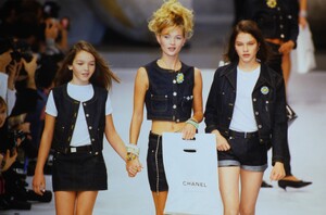 1861194760_chanel-ss-1996-lonneke-engel(19).thumb.jpg.e2cb7e00fa2f2172e6181a65dbb9af87.jpg