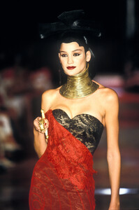 1868346592_GivenchyCoutureFall19973.thumb.jpg.dfb7a5ca4e100ef6f10842809a800ad7.jpg