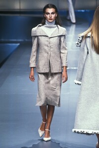 1871113864_Valentino1998WomenRTW123.thumb.jpg.99a8a1662b130d6c06b46ad81deb2f08.jpg