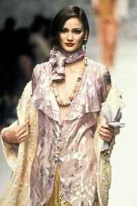 1872380663_EmanuelUngaro1995HauteCouture45.thumb.jpg.821638cde34ac6cd05d8842a551307ce.jpg