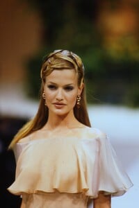 1876321130_ValentinoCoutureSpring1994(5).thumb.jpg.5dfb738865848e68afec1cb380db48e7.jpg