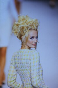 1882876169_chanel-ss-1996-karen-mulder(5).thumb.jpg.169cc326cbca8343e952d8859b705d71.jpg