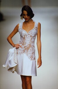 1889321014_EmanuelUngaroCoutureSpring1995(5).thumb.jpg.0b06a1de1a501fa418e57f3ef2e1d46b.jpg