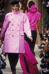 1890321003_YvesSaintLaurent1992HauteCouture110.thumb.jpg.b11ab13011b6827d52e5702e526f1853.jpg