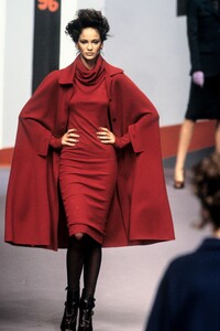 1907365728_KarlLagerfeld1995WomenRTW73.thumb.jpg.e701f898a3058bd00a5c1d2be81e2c05.jpg