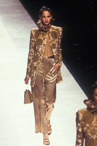 1910451989_GiorgioArmani1995WomenRTW188.thumb.jpg.5546c500193f6e43e9939af22d6a9b22.jpg