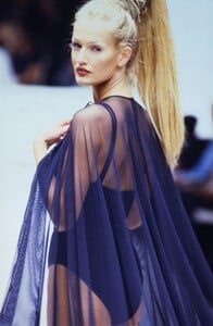 192368930_Fendi-Spring-1993-Karen-Mulder(10).thumb.jpg.6bcfca9c4acc59b9d556bf6a7852d7f8.jpg