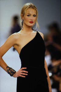 1930722020_OscardeLaRentaFall1994(8).thumb.jpg.a2838b8d55117cc5794c63b07987fa43.jpg