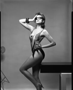 1985-05-20_005+Cindy+Crawford+BW+Swim.jpg