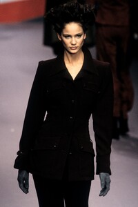 1935596876_KarlLagerfeld1995WomenRTW94.thumb.jpg.db5bc976f8968f5c254326136cd860d3.jpg