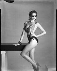 1985-05-20_003+Cindy+Crawford+BW+Swim.jpg