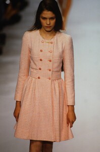 1979716473_chanel-ss-1996-lonneke-engel(1).thumb.jpg.0f8db4c001a25a35293a937e94a91392.jpg