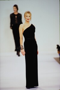 1989796159_OscardeLaRentaFall1994(10).thumb.jpg.e59d5ec77a60fcbf7f34bd45ca09a337.jpg