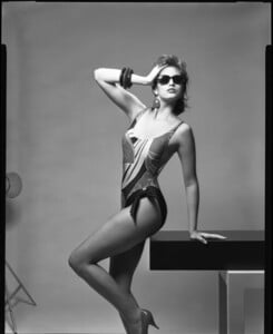 1985-05-20_009+Cindy+Crawford+BW+Swim.jpg